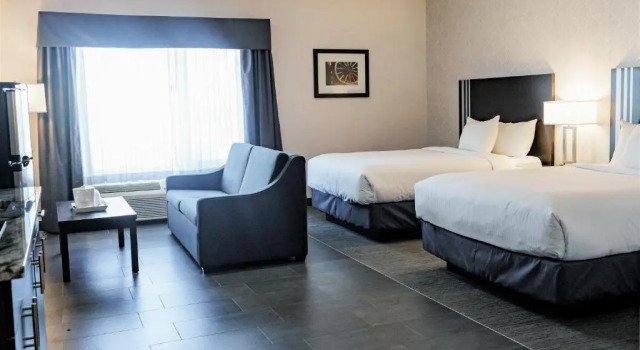 Четырёхместный номер Standard Park Inn by Radisson Edmonton Airport