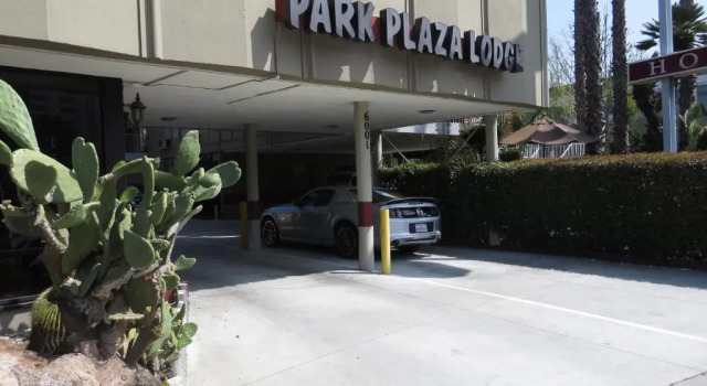 Park Plaza Lodge, Забронировать Отель Miracle Mile Лос-Анджелес, рядом с Petersen Automotive Museum