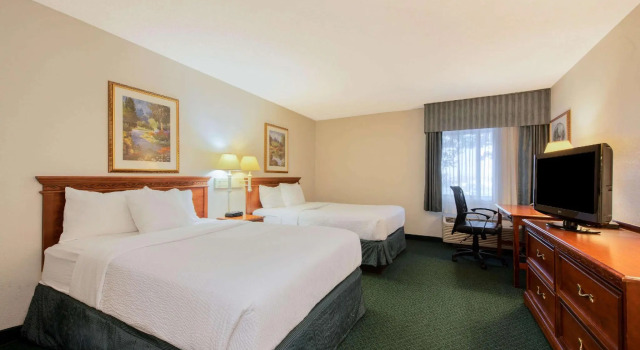Четырёхместный номер Deluxe La Quinta Inn by Wyndham Cleveland Independence