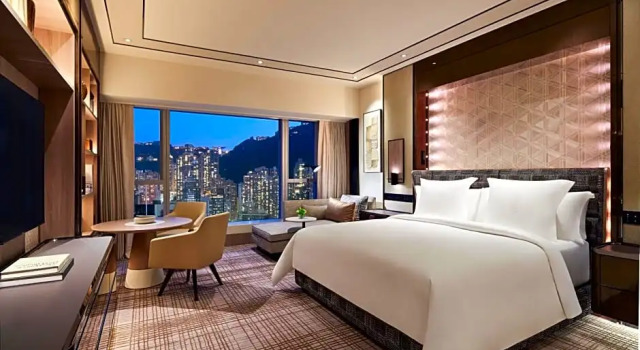 Двухместный номер Premier с видом на вершины Four Seasons Hotel Hong Kong