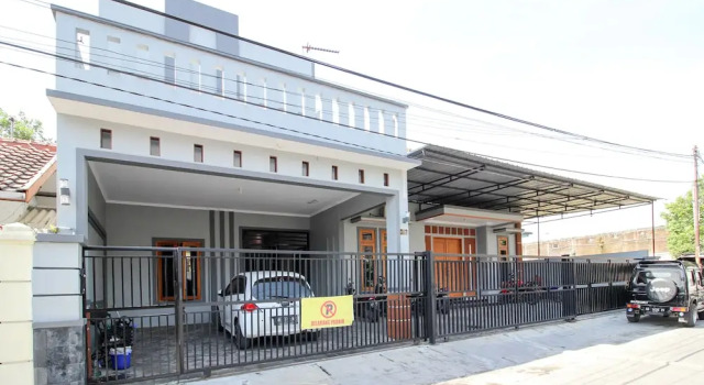 RedDoorz Plus near STIE YKPN 2, Book Hotel Depok 