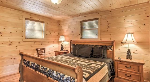 Коттедж Hot Tub & Loft: Mountain-view Sevierville Cabin