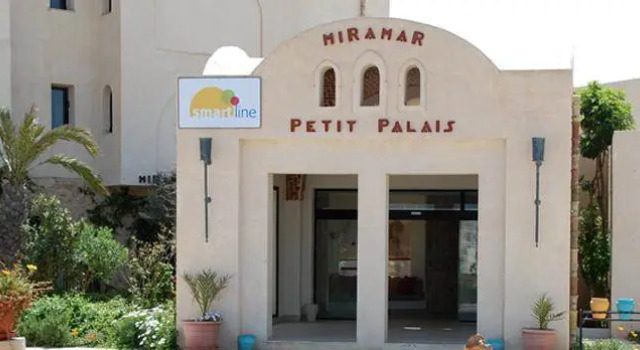 Miramar Petit Palais, Book Hotel Hoteller i Merzaia med parkering, Parkering