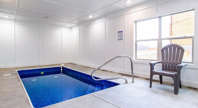 Коттедж с 4 комнатами Swimming Bears Lodge 1 with Indoor Pool and Hot Tub