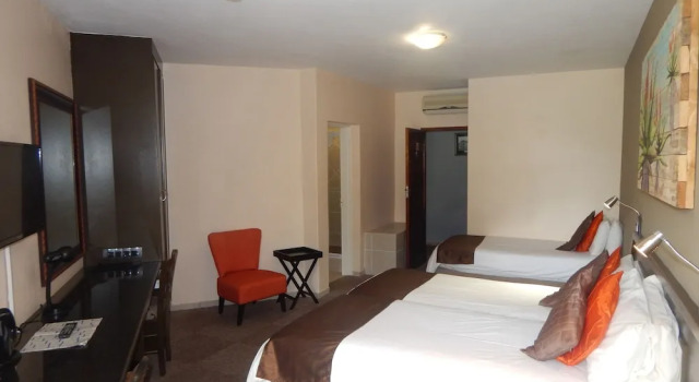 Трёхместный номер Standard Цокольный этаж с балконом Elephant Lake Hotel