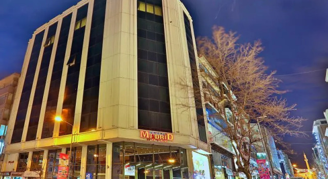 Кровать в общем номере Grand Madrid Hotel