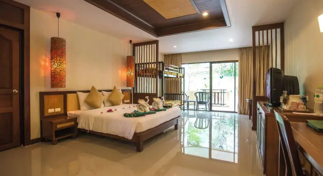 Двухместный семейный номер Deluxe с балконом Hotel and Beach Bungalow at Lanta Resort