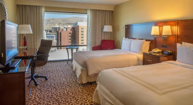 Четырёхместный номер Standard с красивым видом из окна Salt Lake Marriott Downtown at City Creek