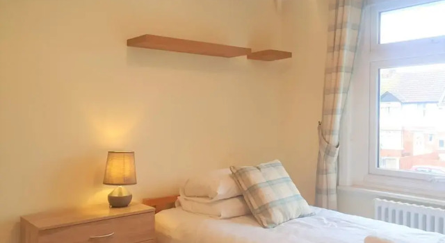 Large 5 Bedroom House Terrace Parking, Забронировать Отель Отели Суиндон с парковкой, рядом с The Energy Check County Ground, Парковка
