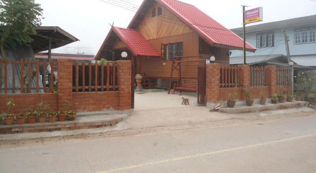 Panisa Guesthouse, Varaa Hotelli Hotellit North-Eastern Thailand pysäköinnillä, Pysäköinti