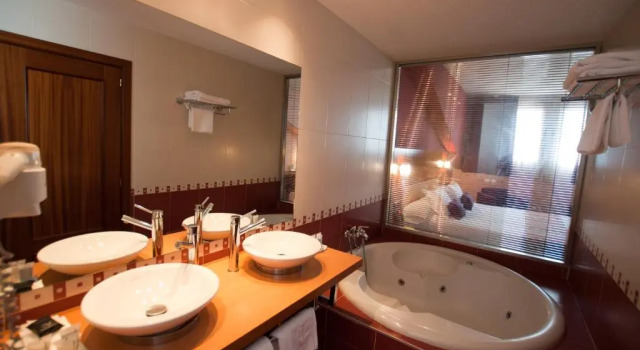 Полулюкс Hotel Andia