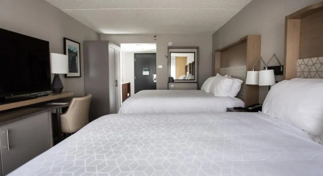 Четырёхместный номер Deluxe Holiday Inn Grand Rapids Downtown by IHG