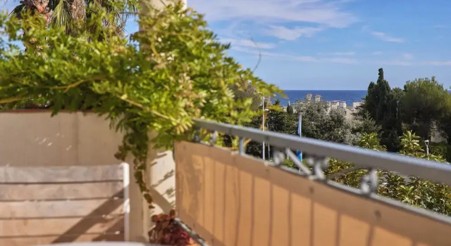 Трёхместный номер Standard с балконом и с видом на сад Van der Valk Hotel Le Catalogne Saint Aygulf