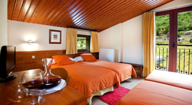 Трёхместный номер Standard с балконом Hotel Montané