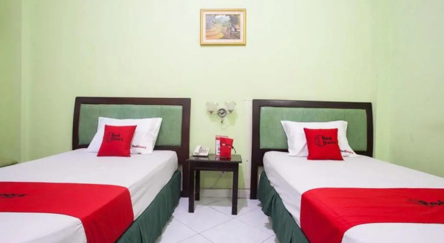 RedDoorz near Juanda International Airport, Book Hotel Hotels in Sedati with Parking, Parking