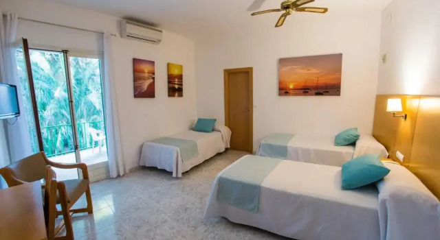 Трёхместный номер Standard с балконом Hotel Tagomago