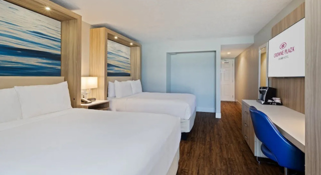 Четырёхместный номер Standard с балконом и oceanfront Crowne Plaza Melbourne-Oceanfront by IHG