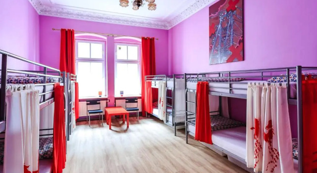 Кровать в общем номере с красивым видом из окна Babel Hostel