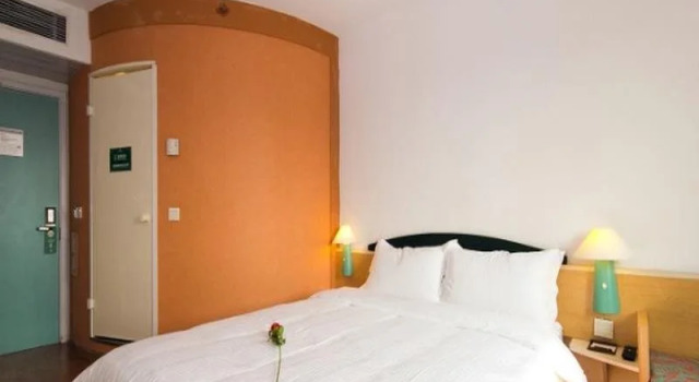 GreenTree Alliance ZheJiang HangZhou XiaSha WenZe Road Metro Station No.6 Street Hotel, Забронировать Отель Отели Цзянган с парковкой, Парковка