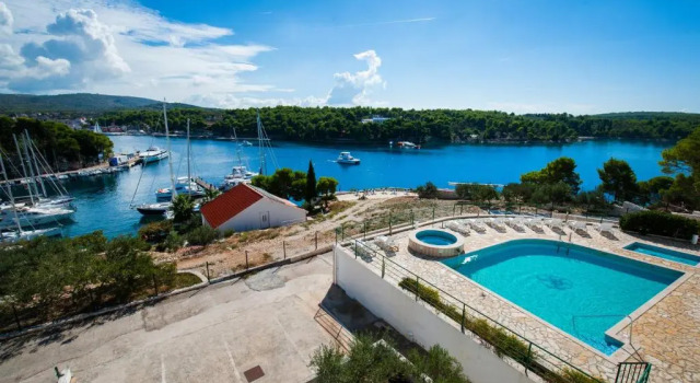 Апартаменты с видом на море Apartment Milna - with Swimming Pool & Amazing Seaviews, above Bijaka Beach