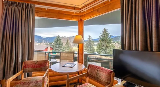 Четырёхместный номер Standard с балконом Discovery Lodge