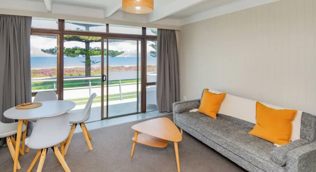 Апартаменты Superior Whispering Sands Beachfront Motel