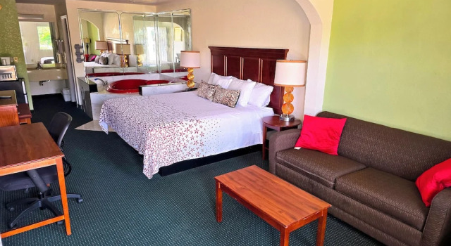 Люкс Budgetel Inn Suites Pine Mountain