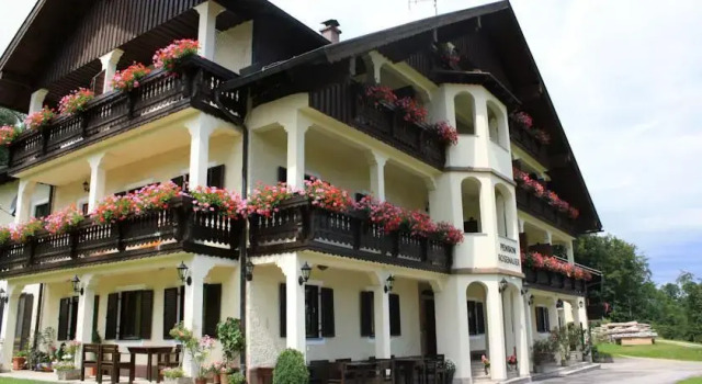 Haus Rosenauer Zimmer & Ferienwohnungen, Book Hotel Nussdorf am Attersee 
