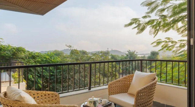 SaffronStays Camelot by the Lake - 3BR villa with glass walls, TT, projector, and gardens, Udaipur, Rezervovat Vila Udajpur Rajasthan