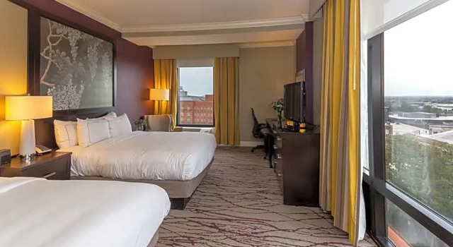Четырёхместный номер Corner DoubleTree by Hilton Historic Savannah