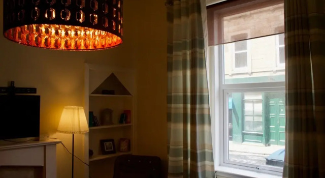 Central & Comfortable Flat - Sleeps 4, Забронировать Апартаменты/квартира Эдинбург Midlothian, рядом с Scottish Widows Bank Plc