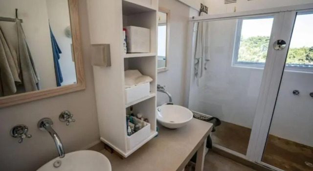 Amani Guesthouse. Cheerful home-away-from-home., Забронировать Отель Отели Порт-Альфред с парковкой, рядом с Пляж Kelly's Beach, Парковка