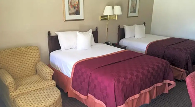 Четырёхместный номер Standard Elizabethan Inn