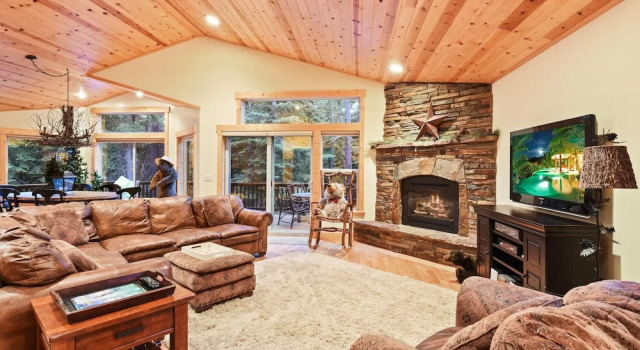 Luxe Mountain Haven In The Heart Of Tahoe Donner 3 Bedroom Home, Забронировать Дом для отпуска Отели Траков с бассейном, рядом с Гольф-клуб Tahoe Donner, Бассейн