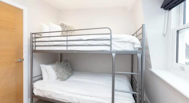 Коттедж Deluxe Immaculate Central Windsor Town House with parking