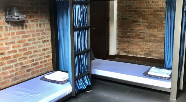 Кровать в общем номере с балконом Calm House Hotel Hoi An 1