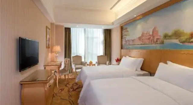 Vienna Hotel Shenzhen Baoneng City Plaza Branch, Rezerwuj Hotel Hotele w Shenzhen z parkingiem, Parking
