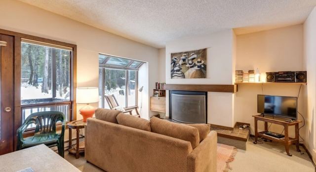 33SW - WiFi - Fireplace - Amenities - Sleeps 4, Buchen Sie Ferienhaus Hotels in Glacier mit Parkplatz, Parkplätze
