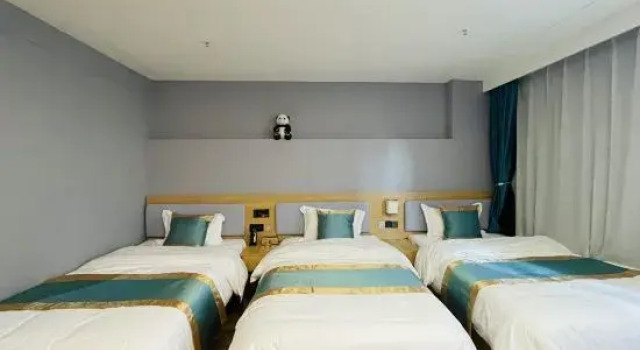 Кровать в общем номере (мужской номер) Panda Appointment Hotel