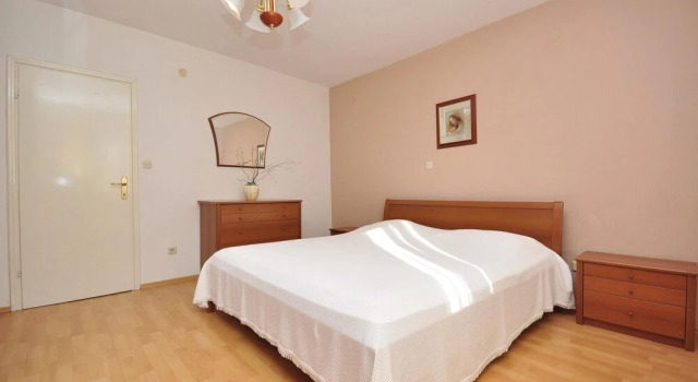 Amazing Apartment in Pucisca With 3 Bedrooms and Wifi, Prenota Appartamento Pučišća 