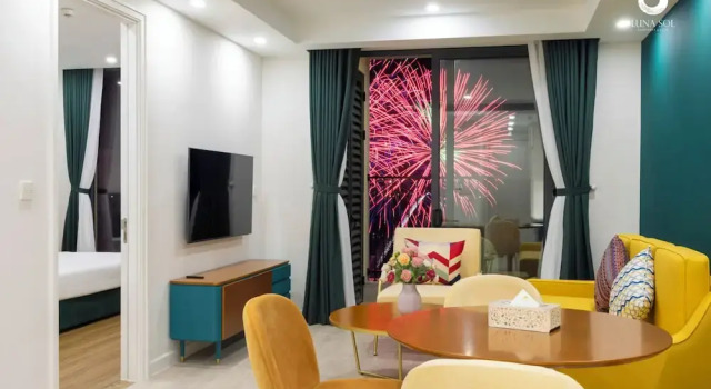 Апартаменты Premier с 2 комнатами с балконом Luna Sol Apartment - Sunset & Firework Signature