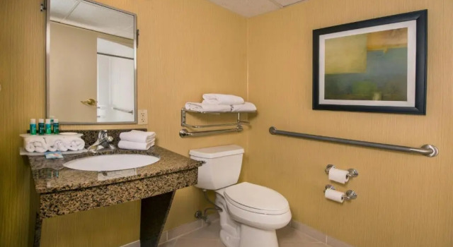 Четырёхместный номер Deluxe Holiday Inn Express State College at Williamsburg Square by IHG