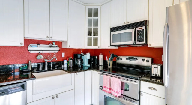 Коттедж с 2 комнатами Charming St Petersburg Bungalow 2 Mi to Downtown!