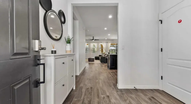 5269 Oakbourne Ave, Забронировать Апартаменты/квартира Отели Давенпорт с парковкой, Парковка