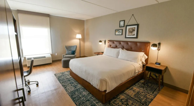 Двухместный люкс Four Points by Sheraton Wakefield Boston Hotel & Conference Center