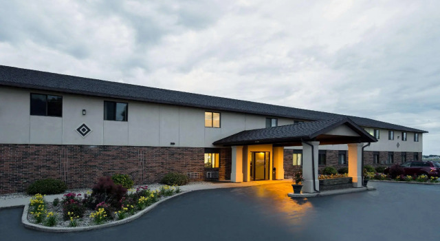 Кровать в общем номере Baymont inn by Wyndham Oshkosh Airport