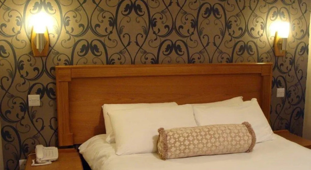 Creighton Hotel, Book Hotel Clones 