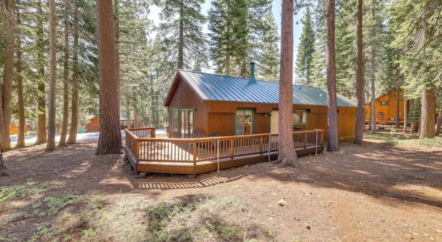 Коттедж Quiet Truckee Retreat w/ Deck, 5 Mi to Donner Lake