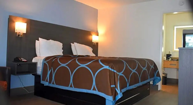 Номер Standard Super 8 by Wyndham Riverside AL