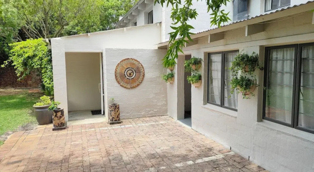 Люкс Comfort Hornbill House Self Catering Accommodation